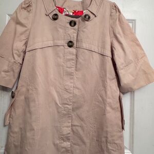 Short sleeved retro style cotton trench coat in tan color. Size:L